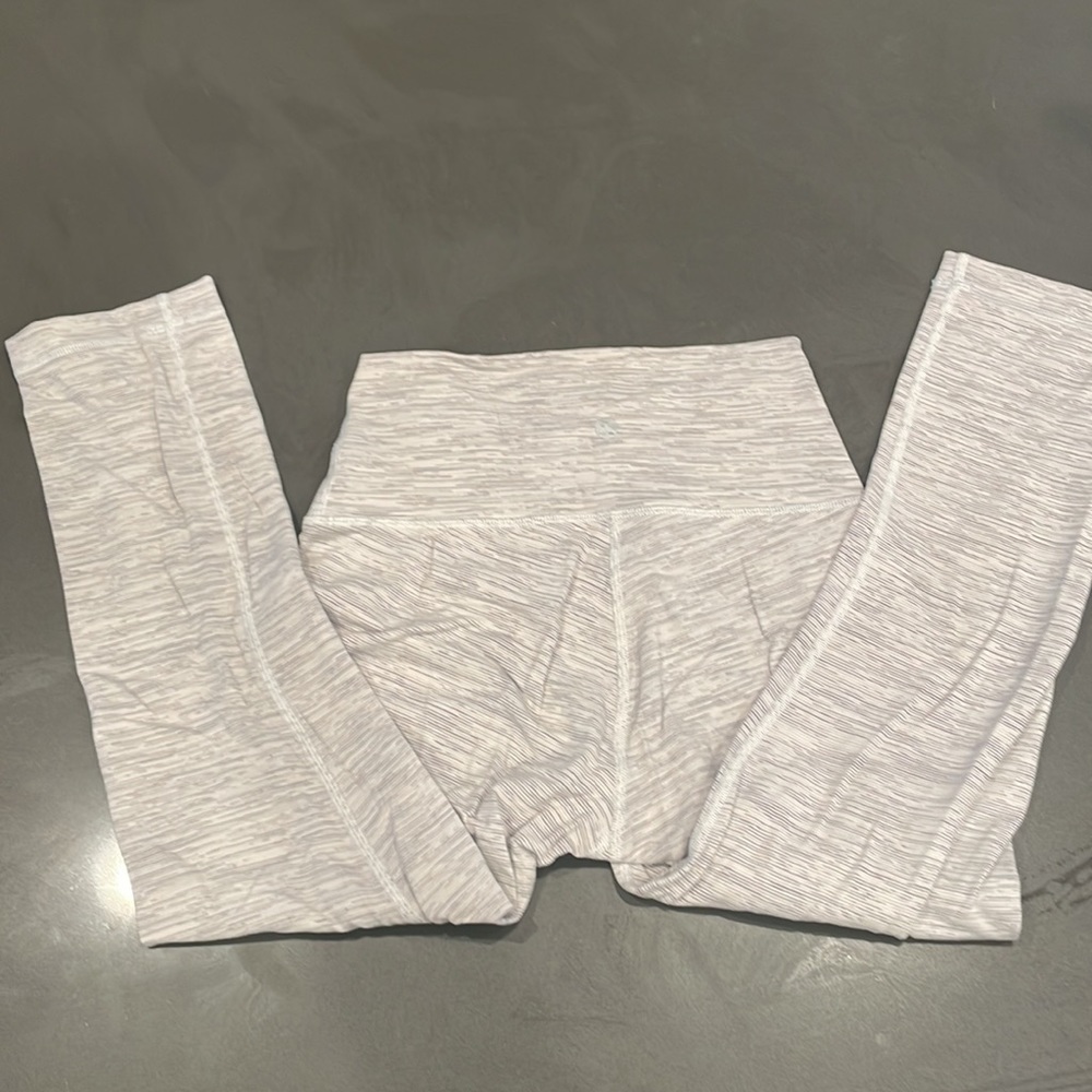 Lululemon Size 4. Length 25’.